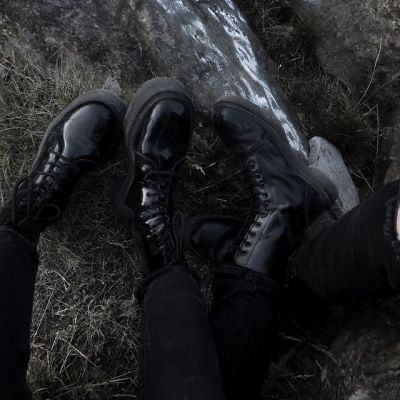 Klaus Hargreeves, Hello Goodbye, Goth Aesthetic, Night Aesthetic, Character Aesthetic, Couple Aesthetic, Grunge Aesthetic, My Vibe, Couple Pictures