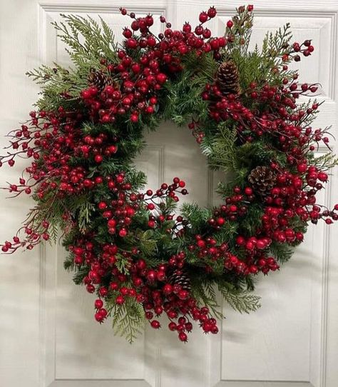 Red And White Christmas Wreath, Julkransar Diy, Christmas Reef, Dekoratívne Vence, Pretty Christmas Decorations, Diy Christmas Wreaths, Christmas Tree Inspiration, Christmas Themes Decorations, Xmas Wreaths