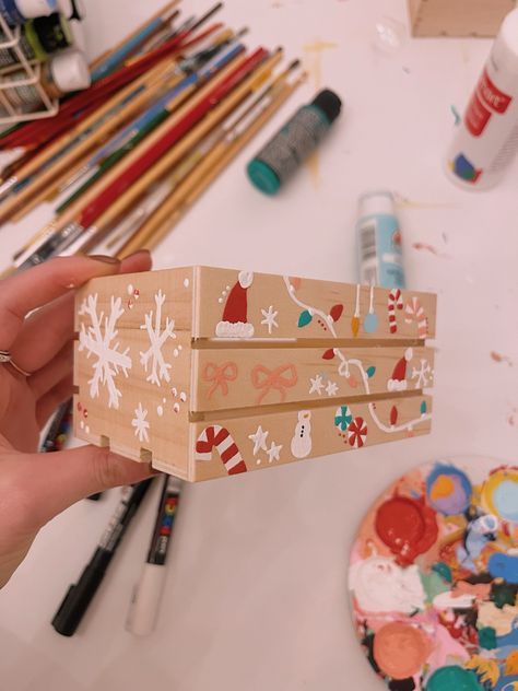 Christmas Wooden Box Decor, Painting Crates Diy Ideas, Diy Christmas Gifts Painting, Christmas Box Painting Ideas, December Box Ideas, Diy Christmas Eve Box Ideas, Christmas Craft Ideas For Teens, Christmas Crates Ideas Wooden Boxes, Crates Ideas Wooden Diy