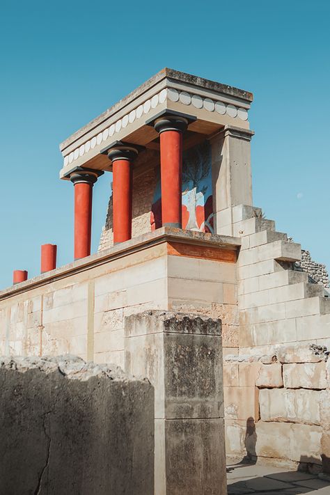 Minoan Architecture, Theseus And The Minotaur, Knossos Palace, Historical Interior, Creepy Backgrounds, Classical Greece, Instagram Places, The Minotaur, Greece Travel Guide