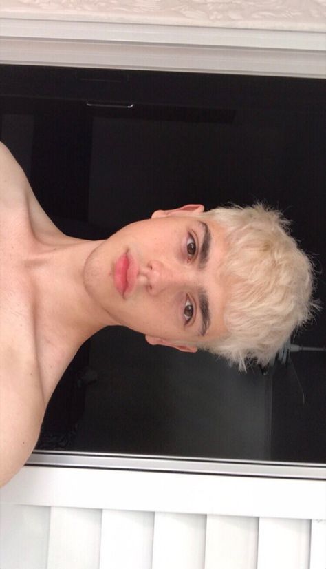 Men Platinum Hair, Men Blonde Hair Dyed, Blonde Hair Color Men, Bleach Blonde Hair Men, Platinum Blonde Men, Mens Dyed Hair Ideas, Bleached Hairstyles, Bleached Hair Ideas, Blonde Hair Men