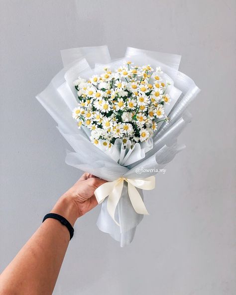 FLOWERIA 🇲🇾 on Instagram: “Daisies, the sunshine of the ground 💛 If you pluck’d a daisy, who will you give it to? 🙃 . . Available for delivery during MCO. RM50 OFF…” Flower Bouquet Diy, Flower Box Gift, Boquette Flowers, Flower Gift Ideas, Flower Business, Flower Arrangements Simple, Flowers Bouquet Gift, How To Wrap Flowers, Wildflower Bouquet