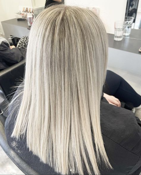 A full head of ultra fine foils by Lauren! #foils #highlights #blondehair Blonde Foils On Blonde Hair, Full Head Blonde Highlights Short Hair, Blonde Hair Foils, Scalp Bleach Blonde, Half Head Blonde Highlights, Blonde Full Head Highlights, Full Head Highlights Blonde, Full Head Blonde Foils, Highlights Full Head