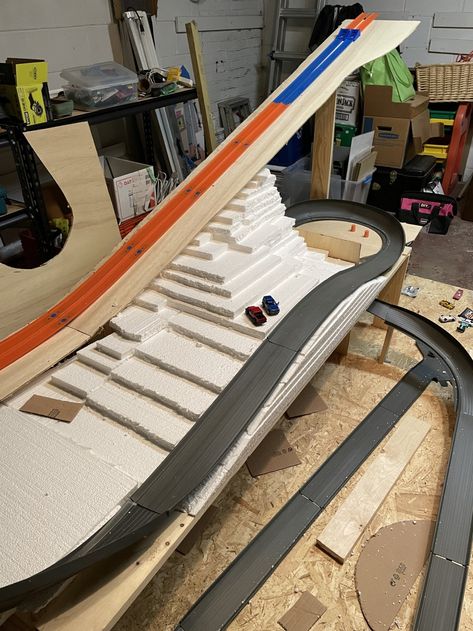 Build journal: Mountain Dash Rally Track - Redline Derby Racing Hot Wheels Track Ideas, Hot Wheels Track Diy, Pinewood Derby Cars Templates, Hot Wheels Race Track, Hot Wheels Wall Tracks, Hot Wheels Track Builder, Make A Boat, Pinewood Derby Cars, Hot Wheels Track