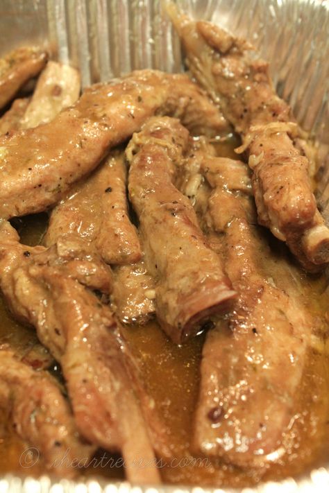 How to make the best southern, soul food style southern smothered ribs with a homemade onion & garlic gravy! My mom use to always make smothered ribs. She smothered the ribs in a nice homemade … Smothered Ribs, Garlic Gravy, Southern Soul Food, Best Easy Recipes, I Heart Recipes, Heart Recipes, Pork Rib Recipes, Southern Recipes Soul Food, Homemade Gravy