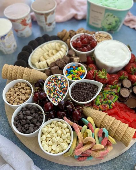 There is nothing more universally loved than an ice cream toppings bar! Not only can you totally personalize it, but there is so much to choose from that everyone can find a combo they love. Win-win! This board is all about the toppings, so pick a few of your favorite ice creams to go alongside and have a party–an ice cream party! Ice Cream Toppings Ideas, Ice Cream Sundae Toppings, Ice Cream Toppings Bar, Ice Cream Sundaes Toppings, Ice Cream Sundae Party, Sundae Party, 4th Of July Picnic, Sundae Toppings, Toppings Bar