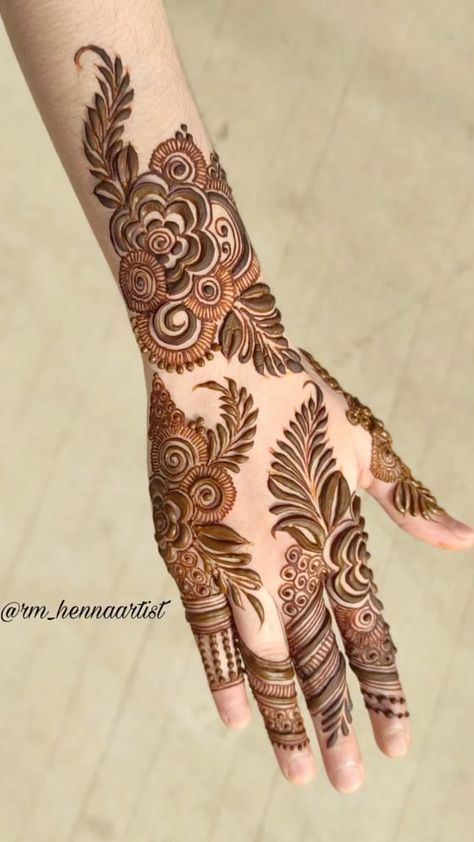 Mehandi Design For Right Hand, Mandhi Design For Girl, Wedding Mendhi Design, Mehendi Designs Back, Trending Mehandi Designs, Mehndi Dizain, Mehndi Design Indian, Right Hand Mehndi Design, Mehndi Designs Arabic