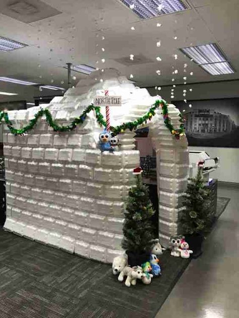 Creative Christmas Décor For Office Cubicles - Oh Well Yes Christmas Cubby Decorations, Christmas Cube Decorating Ideas, Christmas Decor For Office Cubicle, Office Desk Christmas Decor For Work, Christmas Cubicle Ideas, Christmas Desk Decorations Cubicles, Cubicle Room, Office Christmas Decorations Contest, Gingerbread Office