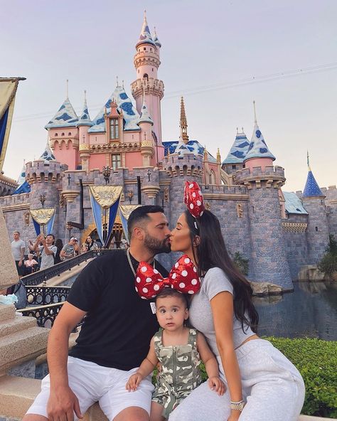 Disney With Baby, Disney Picture Ideas Instagram, Lydia Barakat, Disney World Photo Ideas, Disney World Pictures Ideas, Disney Parks Outfits, Disney Family Outfits, Disney Poses, Disney Picture Ideas