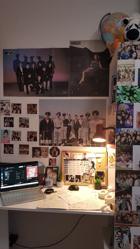 Kpop Fan Aesthetic Room, Bedroom Ideas Kpop, Kpop Aesthetic Room, Kpop Room Ideas, Kpop Room Aesthetic, Kpop Rooms, Kpop Room, White Room Decor, Room Fan