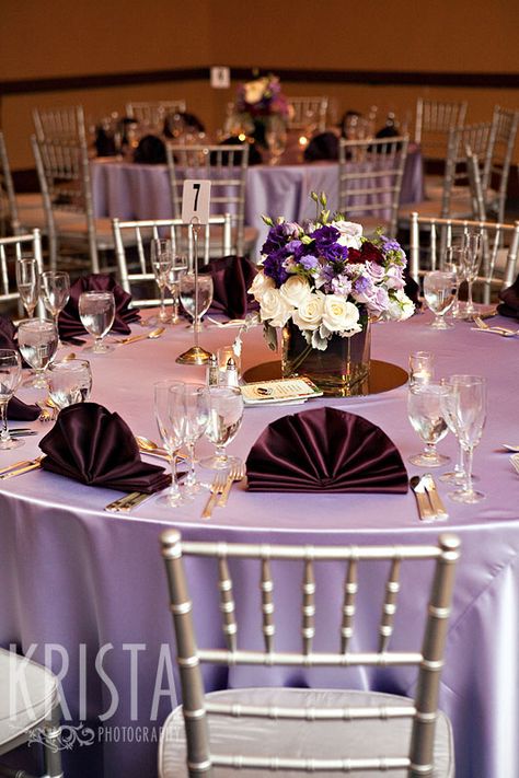 Purple Table Settings, Table Centerpieces Wedding, Purple Chair, Purple Table, Purple Wedding Theme, Lilac Wedding, Purple Themes, Future Wedding Plans, Retro Wedding