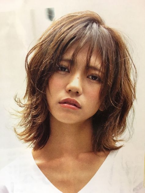 Wolfcut Wispy Bangs, Wispy Bangs On Wavy Hair, Wispy Bangs Short Hair, Medium Choppy Hair, Birkin Bangs, Medium Shag Hairstyles, Medium Length Wavy Hair, Haircut Inspo, Layered Haircuts With Bangs