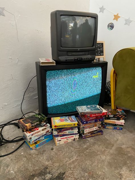 Tv Aesthetic Watching, Watching Television Aesthetic, Vcr Tv Aesthetic, Old Tv Aesthetic, Television Aesthetic, Analog Tv Aesthetic, Old Tv Aesthetic Vintage, Old Tv Static, Crt Tv