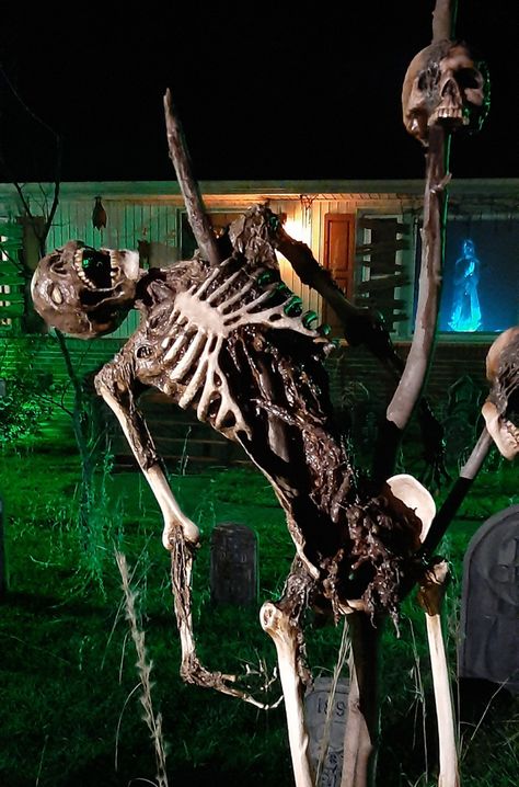 Horror Halloween Decorations Outdoor, Halloween Yard Haunt, Zombie Apocalypse Halloween, Scary Yard Decorations, Skeletons Halloween Outdoor, Zombie Apocalypse Outdoor Decorations, Scary Halloween Props, Scary Decorations Diy, Gory Halloween Decorations