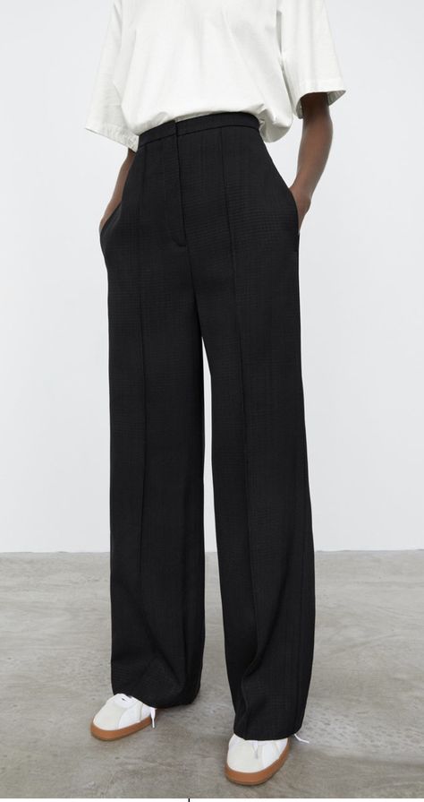 Cullotes Outfit Casual, Black Cullotes Outfits, Tailored Trousers Outfit, Ny Shopping, Black Slacks Outfit, Therapist Aesthetic, Trousers Outfit Casual, Tailored Pants Outfit, Navy Wide Leg Trousers