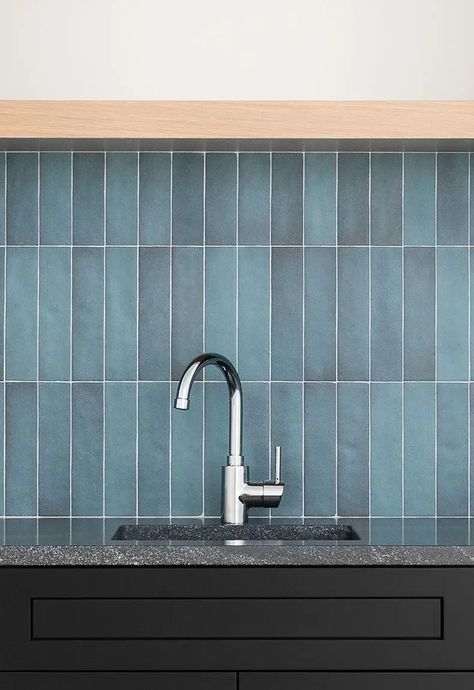 77 Inspiring Kitchen Backsplash Ideas for 2024 Kitchen Blue Cabinets, Blue Backsplash Tile, Whitewash Brick Backsplash, Counter Backsplash, Hexagon Tile Backsplash, Kitchen Remodel Countertops, Diy Kitchen Backsplash, Blue Backsplash, Kitchen Backsplash Ideas