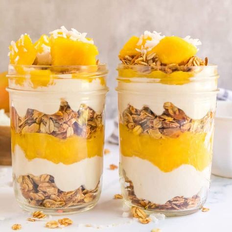 Mango Parfait Vegan Parfait Recipes, Vegan Parfait Breakfast, Mango Breakfast Recipes, Healthy Mango Recipes, Tropical Parfait, Mango Breakfast, Breakfast Parfait Recipes, Granola Brands, Mango Parfait