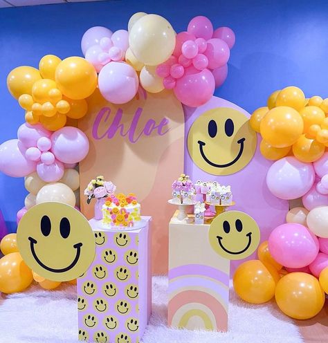 Happy Faces Birthday Party, Smiley Face Birthday Decorations, Face Birthday Decor, Pink Happy Face Birthday Party, Smiley Bday Theme, Smiley Birthday Theme Decoration, Happy Face Theme Party, Smiley Face 1st Birthday Party, Smiley Face Party Decoration