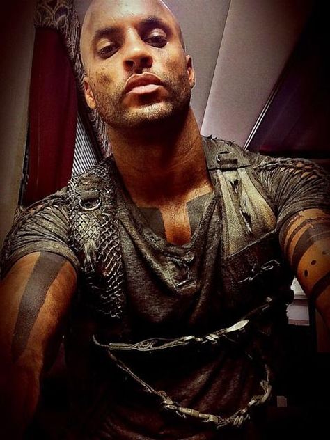 Ricky Whittle as Lincoln in the 100 Ricky Whittle The 100, Lincoln The 100, The 100 Tv Series, Ricky Whittle, The 100 Characters, The 100 Cast, The 100 Show, American Gods, Family Album