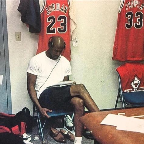 Michael Jordan Photos, Michael Jordan Pictures, Street Basketball, Michael Jordan Basketball, Nba Fashion, Bola Basket, Sport Nutrition, Basketball Skills, Basketball Photography