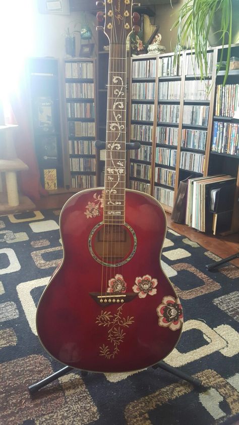 Hand Painted Acoustic Guitar, Red Acoustic Guitar Aesthetic, Spanish Guitar Aesthetic, Guitar Strap Aesthetic, Painted Guitar Acoustic, Painting A Guitar, Painting On Guitar, Guitar Design Ideas, Painted Acoustic Guitar