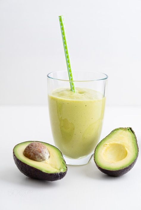 Smoothie With Avocado, Avocado Shake, Vegetable Garden For Beginners, Healthy Green Smoothies, Avocado Smoothie, Avocado Recipes, Avocado Egg, Green Smoothie, Raw Vegan