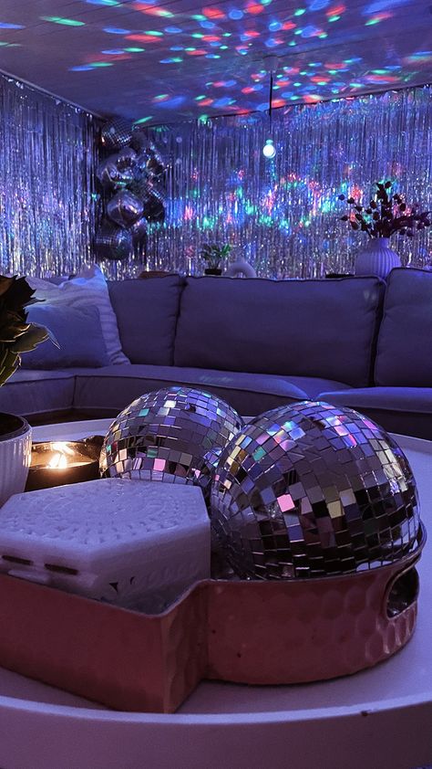 Disco Party Entrance Decor, Disco House Party Decorations, Disco Bday Party Decoration, New Year Eve Decorations Ideas, New Years Themed Party, Disco Party Table Setting, House Party Lighting, Disco Party Theme Ideas, Glitz And Glam Party Theme Decoration