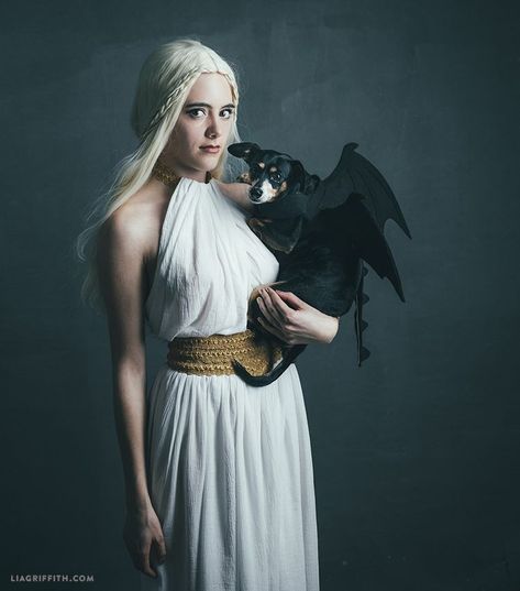 Last-Minute Halloween Costume Ideas: Daenerys and Her Dragon, Game of Thrones Dog Dragon Costume, Dog And Owner Costumes, Daenerys Costume, Game Of Thrones Halloween, Diy Dragon Costume, Halloween Costume Couple, Diy Fantasia, Costume For Dogs, Diy Dragon