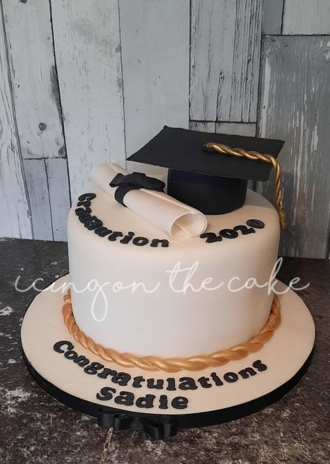 Cakes For Bankers, Fondant Graduation Cap, Graduation Hat Cake, Graduation Cap Cake, Graduation Cake Designs, Congratulations Cake, Graduation Party Cake, Cap Cake, Special Event Cakes