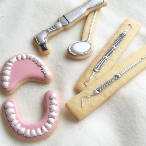 Dentist cookie - upper and lower teeth, dental tools by LittleSugar Dentist Cookies, Dental Cake, Dentist Cake, Medical Cookies, Nurse Cookies, Dental Extraction, Cookie Business, Tooth Pain, Sugar Cookie Designs