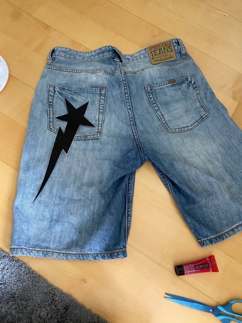 #Bape #Bapestar #Bapes #pants #jorts #craft #diy #paint #paintclothes #star #flash #acrylicpainting Jean Shorts With Designs, Diy Custom Clothes Ideas, Painted Jorts Ideas, Jean Short Painting Ideas, Painting Shorts Ideas, Designs To Draw On Pants, Diy Jorts Y2k, Designs On Jorts, Diy Jean Designs