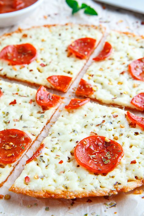 A recipe for No Crust Pepperoni Pizza : The ultimate low-carb pizza, the no crust pizza! The cheese itself is the crust and it's topped with pepperoni and dipped in the pizza sauce! All of the great flavours of a pepperoni pizza without the crust! No Tomato Sauce, Pizza Recipes Pepperoni, Low Carb Low Fat Recipes, Best Low Carb Recipes, Low Carb Diets, Crust Pizza, Low Carb Lunch, Low Carb Pizza, Low Carb Diet Recipes