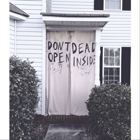 the walking dead party decorations - don't open dead inside Walking Dead Birthday Party, The Walking Dead Halloween, Walking Dead Birthday, Zombie Apocalypse Party, Walking Dead Party, Backyard Party Decorations, Zombie Birthday Parties, Zombie Birthday, Zombie Party