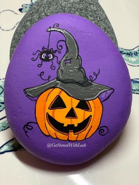 Decoration Ideas For Halloween, Pumpkin Rocks, Fall Rocks, Halloween 23, Fall Rock, Garden Rock Art, Diy Rock Art, 2023 Halloween, Halloween Rocks