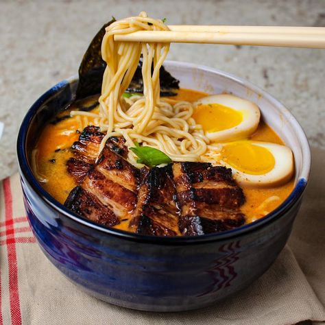 Tonkotsu Ramen Recipe, Ramen Party, Tonkatsu Ramen, Tonkotsu Broth, Gluten Free Ramen, Ramen Ingredients, Ramen Broth, Ramen Bowls, Miso Ramen