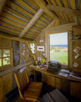 seaside studio interior Writing Studio, Cottage Tiny House, Green Office, Layout Architecture, Architectural Photographers, Creative Spaces, Studio Interior, Modern Cabin, Garden Office