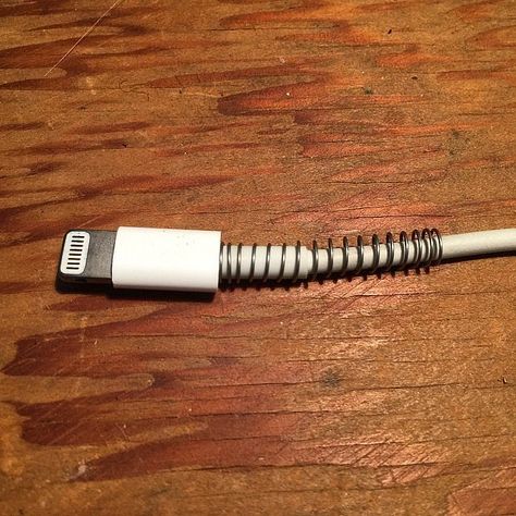 Protect your charger cords using a pen spring. Science Hacks, Iphone Cord, Iphone Charger Cord, Spring Board, Diy Pen, Computer Hacks, Cord Protector, Diy Tech, Phone Cords