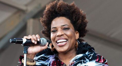 Macy Gray Foo Fighters Concert, Raspy Voice, Macy Gray, Soul Singers, Whoopi Goldberg, Song Of The Year, Billie Holiday, Old Singers, Training Day