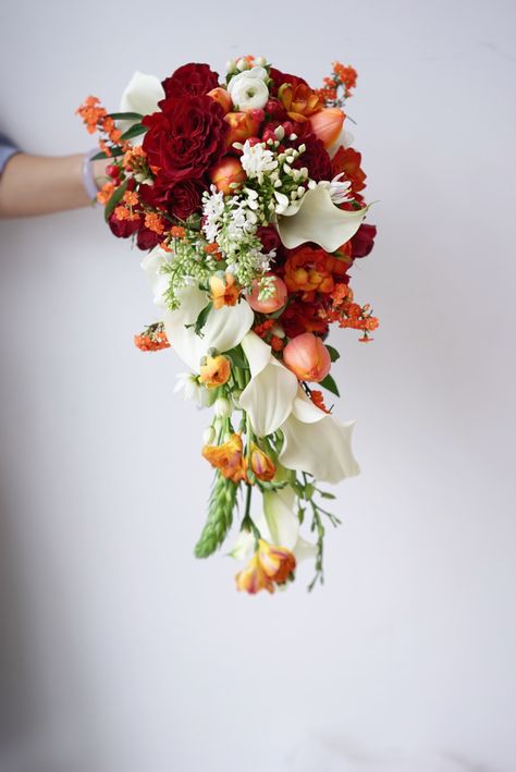 Hindu Wedding Bouquet, Chinese Wedding Bouquet, Hand Bucket, Red Bouquets, Chinese Wedding Decor, Kim Wedding, Orange Bouquet, Wedding Planner Ideas, Garden Wedding Bouquet