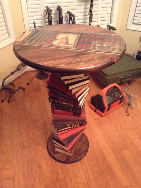 Upcycle Book Table How-to – Funkadelic Relic Upcycling Book Table Design, Reuse Things, Table Upcycle, Recycle Table, Upcycling Crafts, Upcycle Table, Bottle Hanging, Upcycling Recycling, Wood Pallet Recycling