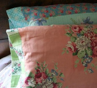 Romantica Floral Pillowcase, Vintage Pillow Cases, Pretty Pillow, Granny Chic, Linens And Lace, Creation Couture, Vintage Tablecloths, Vintage Sheets, Vintage Embroidery