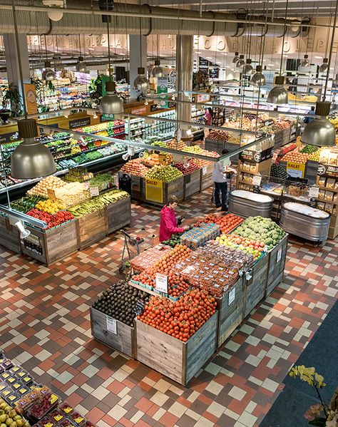 Organic Food Market, Fruit And Veg Shop, Mall Food Court, Produce Displays, Store Shelves Design, Vegetable Shop, Grocery Store Design, Grocery Supermarket, Supermarket Design