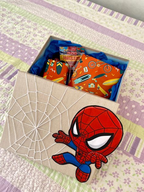 Spiderman Basket, Spiderman Bag, Mean Girls Party, Spiderman Birthday Invitations, Spiderman Gifts, Spiderman Theme, Valentine Baskets, Spiderman Drawing, Birthday Basket