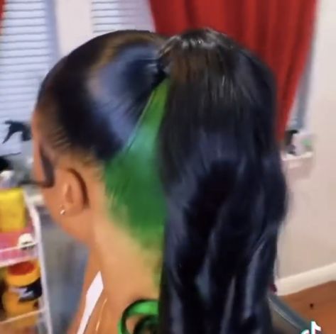 Dark Green Skunk Stripe Hair, Green Skunk Stripe Hair Black Women, Bob Skunk Stripe, Neon Green Skunk Stripe Hair, Skunk Stripe Green, Green Skunk Stripe, Week Hairstyles, Straight Ponytail Hairstyles, Dyed Hairstyles