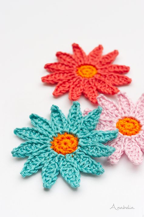 Daisy flower crochet necklace by Anabelia Craft Design Daisy Flower Crochet, Crochet Web, Scrap Yarn Crochet, Crochet Embellishments, Crochet Bookmark Pattern, Crochet Rings, Crochet Flowers Free Pattern, Dishcloth Crochet Pattern, Crochet Cactus