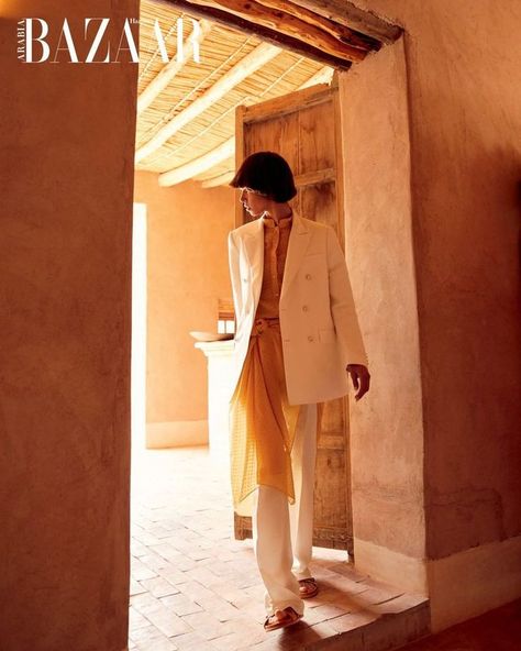 Model wears desert-colors-hot weather tailored elegance for Harper's Bazaar Arabia march 2022. Morrocan Fashion, Sofia Sanchez, Morocco Fashion, Mexico Fashion, South By Southwest, Hermes Style, Campaign Fashion, Arab Fashion, Harper’s Bazaar