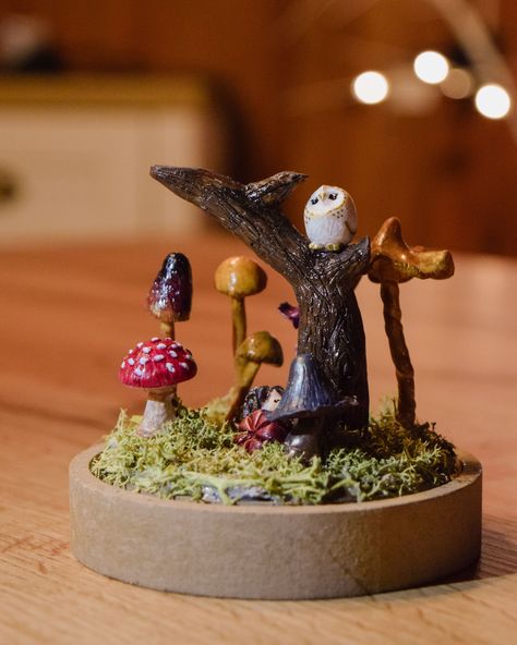 This enchanted forest miniature diorama decoration is full of magical mushrooms, a pumpkin and moss. Beside the owl, a tiny hedgehog is hiding at the foot of the tree. Handmade polymer clay creation. #fungi #mushrooms #miniature #terrarium #glassdome #rusticdecor #clochedecor #polymerclaycreation #fairytale #fairygarden #shadowbox #cottagecore #belljar #dioramahomedecor #dioramaart #diorama3d #dioramadiy Forest Miniature, Tiny Hedgehog, Cloche Decor, Miniature Diorama, Miniature Terrarium, Tree Handmade, Clay Diy Projects, The Bell Jar, Mini Things