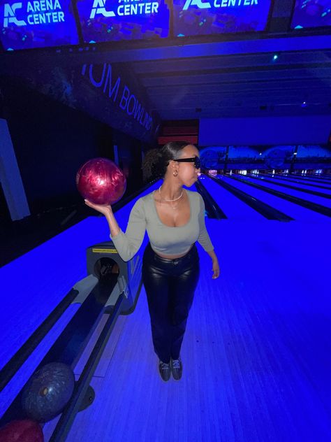 Birthday Bowling Outfit, Bowling Shoes Outfit, Bowling Fits, Bowling Poses, Outfits For Bowling, Cute Bowling Outfit Date, Cute Bowling Outfit, Bowling Alley Outfit, Bowling Outfit Aesthetic