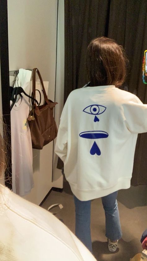 Gala Gonzalez, Emmanuelle Alt, Shirt Design Inspiration, Online Diary, Selling Clothes, White Hoodie, White Sweatshirt, Fashion Company, Fashion Inspo Outfits