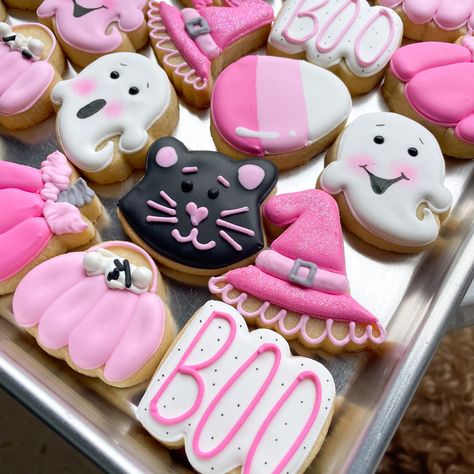 Boo I’m Two Cookies, Spooky Birthday Cookies, Pink Halloween Cookies Decorated, Pink Halloween Cookies, Halloween Birthday Cookies, Pastel Halloween Cookies, Girly Halloween Cookies, Pastel Halloween Cookies Decorated, Biscuits Halloween